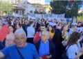 Kartoni i kuq për Kuvendin, protestuesi: Deputetët duhet të dalin jashtë loje