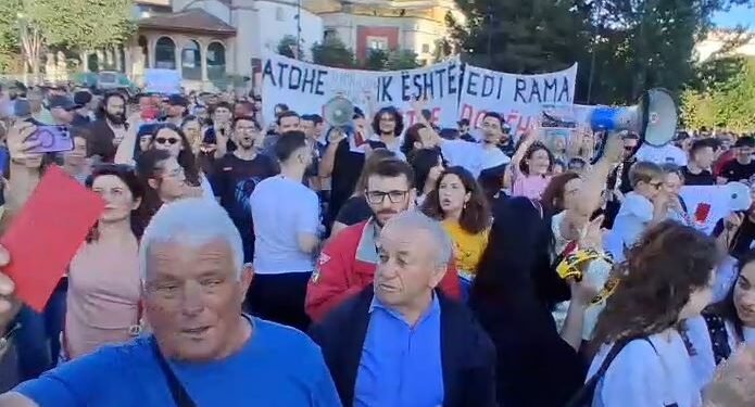 Kartoni i kuq për Kuvendin, protestuesi: Deputetët duhet të dalin jashtë loje
