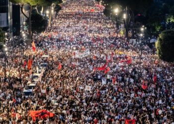 “The Guardian” ndalet në Tiranë, protesta kundër Ramës shpallet “Foto e Ditës”