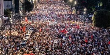 “The Guardian” ndalet në Tiranë, protesta kundër Ramës shpallet “Foto e Ditës”