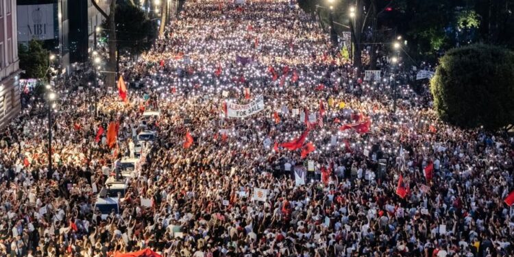 “The Guardian” ndalet në Tiranë, protesta kundër Ramës shpallet “Foto e Ditës”