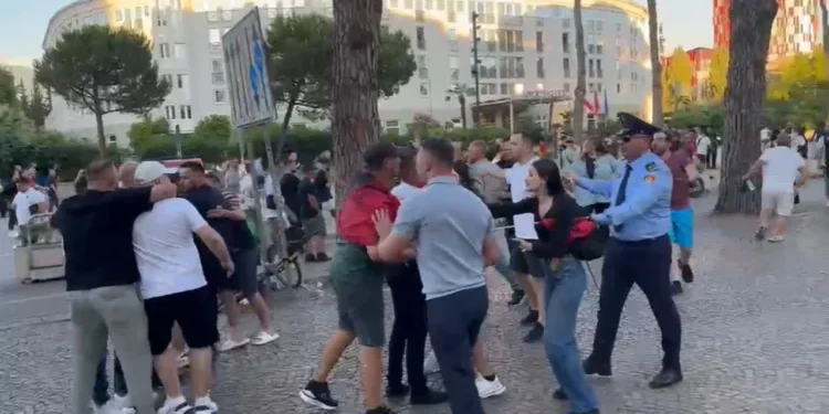 Tensione në protestë, qytetarët konfliktohen me mbështetësit e PS