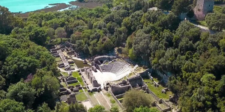 Ndërtime pa leje në zemër të Butrintit, në gjyq kryeinspektori i IVMT-së, tre inspektorë dhe ndërtuesit