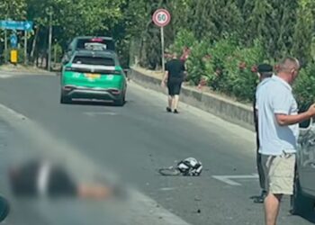 Aksident tragjik në Cërrik, përplasen “kokë më kokë” dy makina, dyshohet për viktima
