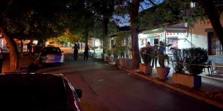Të shtëna me armë zjarri në një lokal në Elbasan, plagoset kamarieri