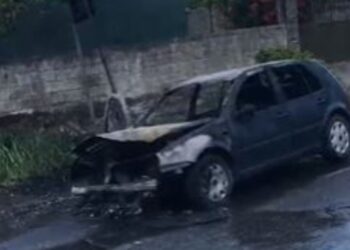 Përfshihet nga flakët një automjet në lëvizje në Cërrik, shpëton drejtuesja