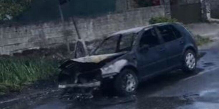 Përfshihet nga flakët një automjet në lëvizje në Cërrik, shpëton drejtuesja