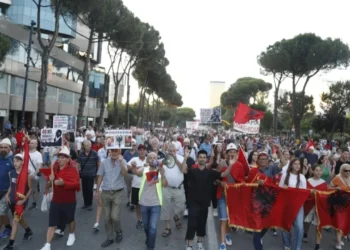Dita e 44-të e protestës, qytetarët mblidhen në sheshin ‘Skënderbej’