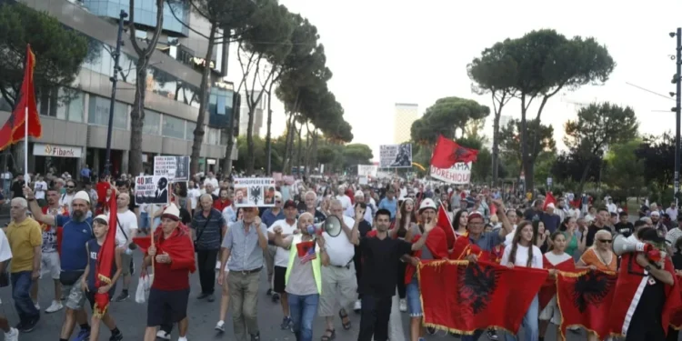Dita e 44-të e protestës, qytetarët mblidhen në sheshin ‘Skënderbej’