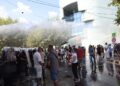 Qëlluan me vezë gjatë protestës, policia shoqëron 5 qytetarë