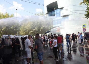 Qëlluan me vezë gjatë protestës, policia shoqëron 5 qytetarë