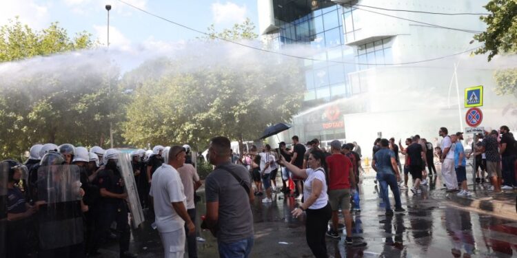 Qëlluan me vezë gjatë protestës, policia shoqëron 5 qytetarë