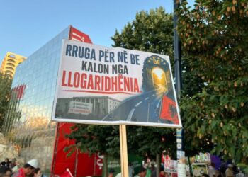 Pankartat pikante në protestë: Rruga për në BE kalon nga llogaridhënia!
