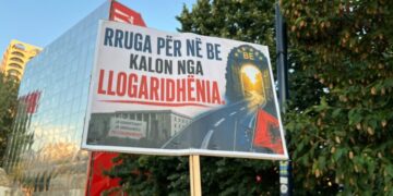 Pankartat pikante në protestë: Rruga për në BE kalon nga llogaridhënia!
