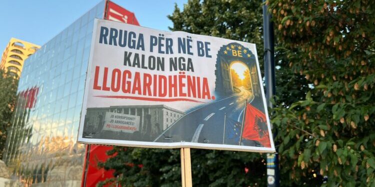 Pankartat pikante në protestë: Rruga për në BE kalon nga llogaridhënia!
