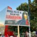 Pankartat pikante në protestë: Rruga për në BE kalon nga llogaridhënia!