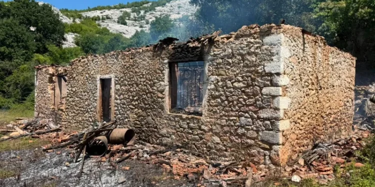 Bilanc tragjik/ Digjet banesa, humbin jetën nëna 24-vjeçare dhe dy fëmijët e saj të mitur