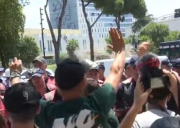 Protestuesit zhvendosen drejt Ministrisë së Brendshme, përplasje me policinë: Kjo është rruga jonë!
