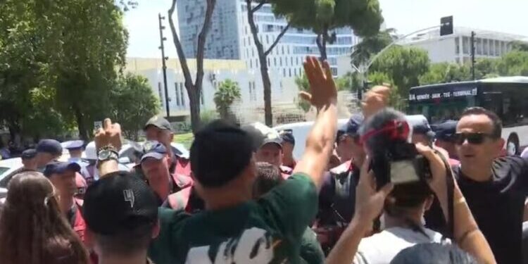 Protestuesit zhvendosen drejt Ministrisë së Brendshme, përplasje me policinë: Kjo është rruga jonë!