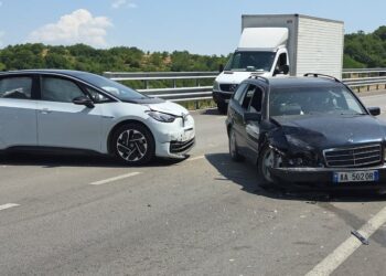 Aksident në Qafë Plloçë, përplasen dy automjete, dy të plagosur