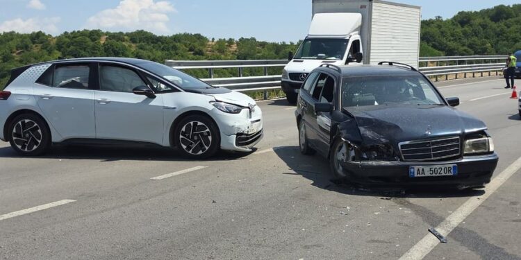 Aksident në Qafë Plloçë, përplasen dy automjete, dy të plagosur