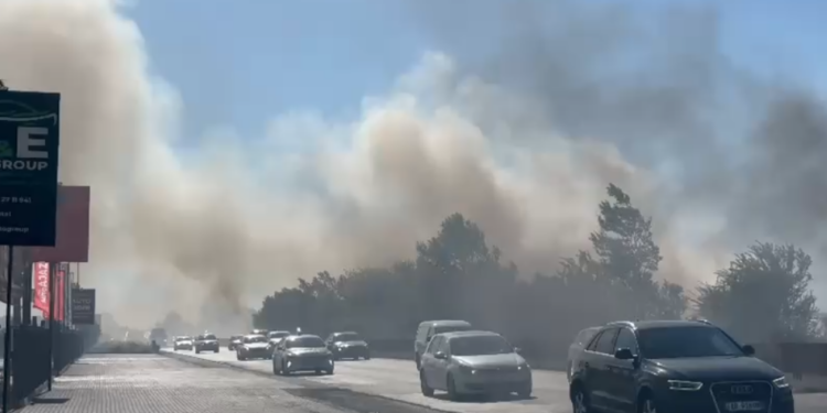 Zjarr i madh në Fushë-Shijak, flakët i afrohen autostradës Tiranë-Durrës