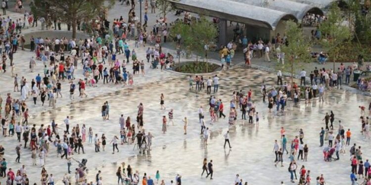 Alarmi demografik/ Gratë shqiptare më të moshuara se burrat, popullsia vijon të tkurret