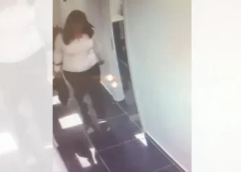 PAMJET brenda Postës në Durrës, momenti kur ish-shefja e financës ‘zbraz’ arkën dhe largohet