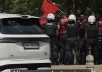Protesta para Parlamentit, “Al Jazeera”: Qytetarët qëlluan me vezë makinat e ligjvënësve
