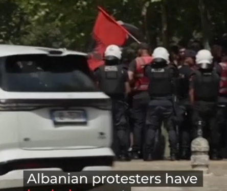 Protesta para Parlamentit, “Al Jazeera”: Qytetarët qëlluan me vezë makinat e ligjvënësve