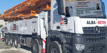Shoferi i “Alba-Beton” i jepte betonieres që u përplas me patentë të skaduar!