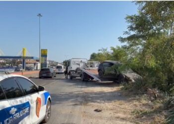Makina bie në kanal në Lagjen 16 në Durrës, banorët: Mungesa e sinjalistikës po rrezikon shoferët