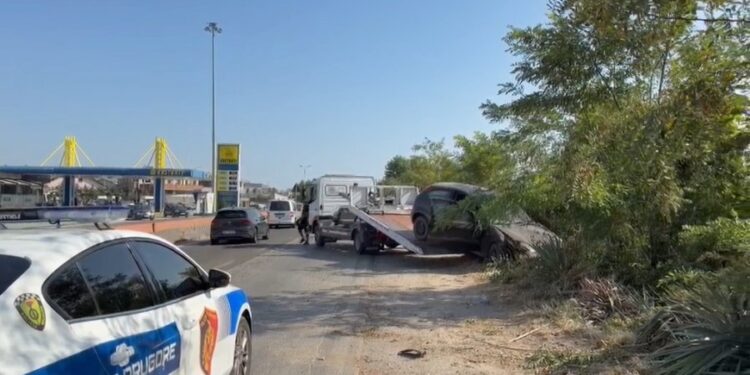 Makina bie në kanal në Lagjen 16 në Durrës, banorët: Mungesa e sinjalistikës po rrezikon shoferët