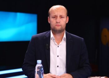Gruaja e të dënuarit me burg përjetë, Florenc Çapja, godet gazetarin Qyno