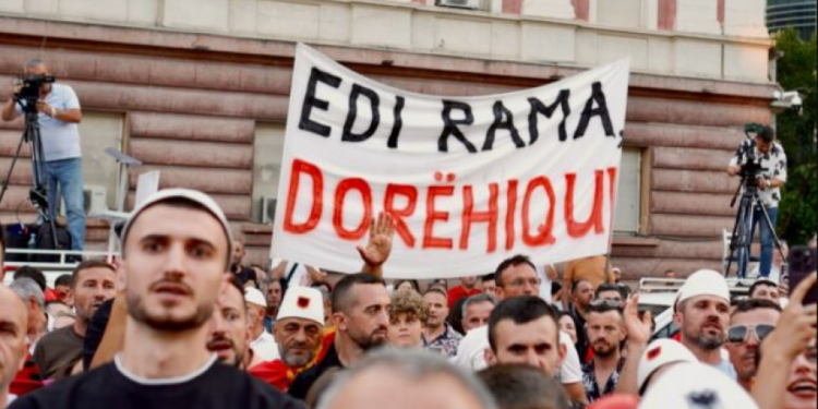 “Shqiptarët kanë vrarë frikën”, media italiane: Rama nuk është më i paprekshëm