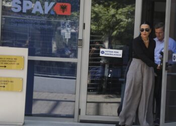 Qëndroi vetëm 20 minuta/ Balluku paraqitet në SPAK, por hesht para gazetarëve