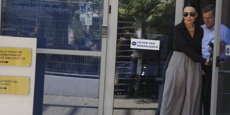 Qëndroi vetëm 20 minuta/ Balluku paraqitet në SPAK, por hesht para gazetarëve