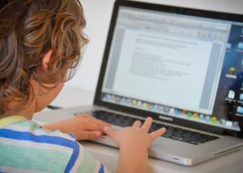 Franca bëhet vendi i parë në BE që ndalon rrjetet sociale për fëmijët nën 15 vjeç
