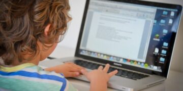 Franca bëhet vendi i parë në BE që ndalon rrjetet sociale për fëmijët nën 15 vjeç