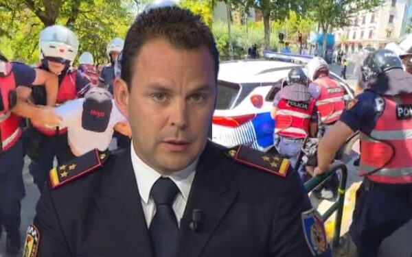 Skandaloze/ Shefi i Komisariatit nr.1 Ervin Hasrama arreston gazetarët që raportojnë nga protesta