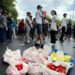 Domate, vezë dhe speca, “arsenali” i protestuesve për deputetët para Kuvendit