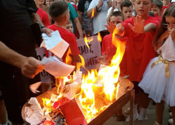 Video/ Revoltë në bastionin socialist, Poliçani djeg teserat e PS-së: Harram i paçi votat