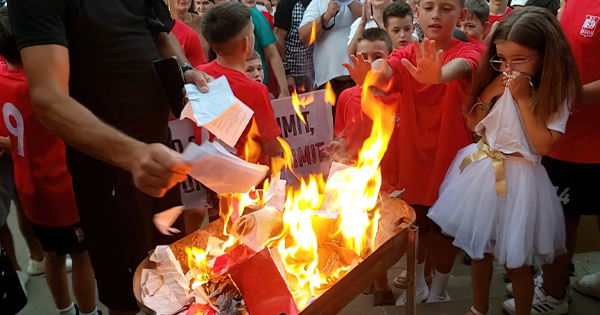 Video/ Revoltë në bastionin socialist, Poliçani djeg teserat e PS-së: Harram i paçi votat