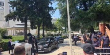 Peleshi tenton të dalë nga Kuvendi, protestuesit e godasin me ujë e vezë! Makina detyrohet të kthehet pas