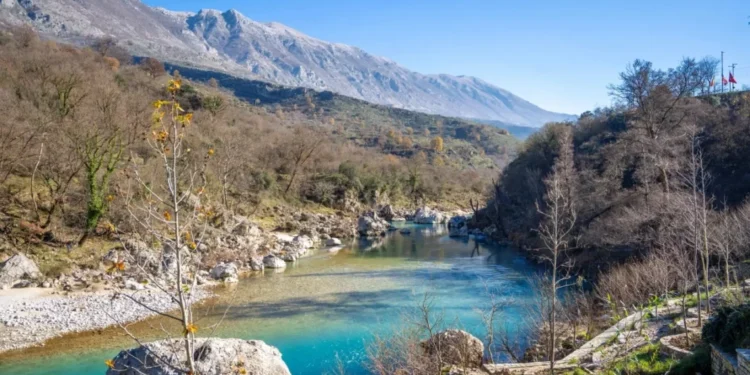 Rrezikonte mbytjen në lumin Vjosa në Këlcyrë, banori shpëton turisten 10-vjeçare