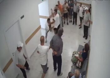Pamjet e sherrit në Poliklinikën e Shkodrës, 18-vjeçari nxjerr thikën dhe plagos 32-vjeçarin