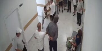 Pamjet e sherrit në Poliklinikën e Shkodrës, 18-vjeçari nxjerr thikën dhe plagos 32-vjeçarin