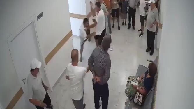Pamjet e sherrit në Poliklinikën e Shkodrës, 18-vjeçari nxjerr thikën dhe plagos 32-vjeçarin