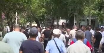 Policia arrestoi disa protestues para Parlamentit, aktivistët nisen drejt Komisariateve nr. 1 dhe 4