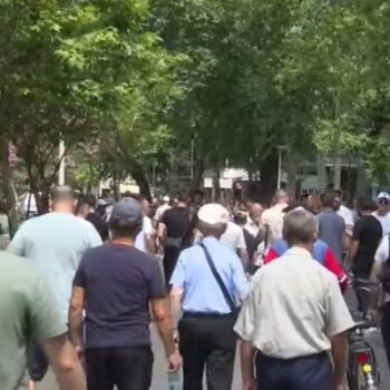 Policia arrestoi disa protestues para Parlamentit, aktivistët nisen drejt Komisariateve nr. 1 dhe 4
